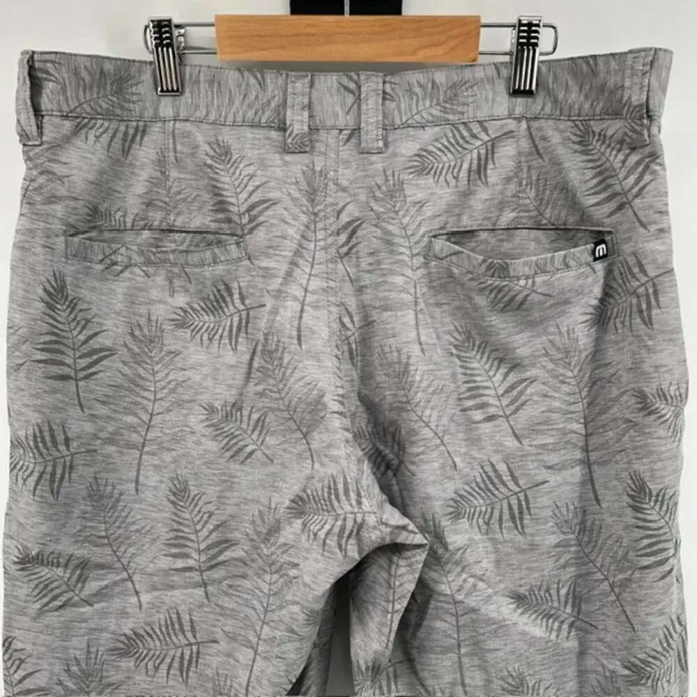 Travis Mathew Performance Golf Chino Shorts Mens 33 Gray Tropical Fern Print
